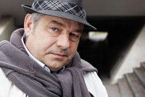 Rom als eine sozial kälter gewordene Stadt, deren Einwohnern die Leichtigkeit
abhandengekommen ist, und als derb-vulgäre Stadt voller Kuriosa: Dante Andrea
Franzetti. Rom als eine sozial kälter gewordene Stadt, deren Einwohnern die Leichtigkeit
abhandengekommen ist, und als derb-vulgäre Stadt voller Kuriosa: Dante Andrea
Franzetti.