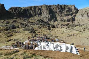 Gedenkstätte als Ersatzfriedhof: In einer Talsenke hinter dem Dorf Mazgirt erschoss die türkische Armee während der Dersim-Massaker rund 400 Bewohner. Die Leichen wurden nie bestattet. Gedenkstätte als Ersatzfriedhof: In einer Talsenke hinter dem Dorf Mazgirt erschoss die türkische Armee während der Dersim-Massaker rund 400 Bewohner. Die Leichen wurden nie bestattet.