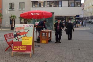 Wahlwerbung à la KPÖ: Narzissen für PassantInnen und "Geld für Bankerl statt für Banken" Wahlwerbung à la KPÖ: Narzissen für PassantInnen und "Geld für Bankerl statt für Banken"