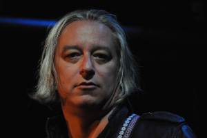 Peter Buck hat auf seinem Solodebüt eine gute Zeit. Das hört man. Peter Buck hat auf seinem Solodebüt eine gute Zeit. Das hört man. 