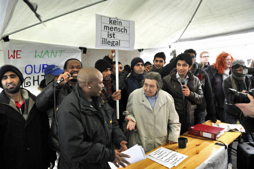 Prominenter Besuch im Flüchtlingscamp: Ute Bock (Mitte) und der Kabarettist Josef Hader (nicht im Bild) bedauerten, dass sich nur wenig Einheimische mit der Lage der Asylwerber beschäftigten.