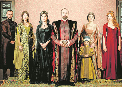 Viel Kitsch, Sex, Eifersucht und Macht im Topkapi. Süleyman der 
Prächtige (Mi., dargestellt von Halit Ergenç) ist der orthodoxen 
Haremsdame Hürrem (Meryem Uzerli, ganz rechts) verfallen.