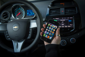 Chevrolet will iPhone-Kunden Siri über den Bordcomputer bedienen lassen. (Mit einem iPhone 3GS wie im Bild geht das allerdings nicht) Chevrolet will iPhone-Kunden Siri über den Bordcomputer bedienen lassen. (Mit einem iPhone 3GS wie im Bild geht das allerdings nicht)