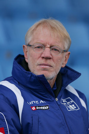 "Jeder Trainer hat eine bestimmte Vorstellung vom Spiel und wie seine
Mannschaft diese auf den Platz bringt. Dazu braucht es eine Zeit der
Einflussnahme, mit Handauflegen geht es nicht." "Jeder Trainer hat eine bestimmte Vorstellung vom Spiel und wie seine
Mannschaft diese auf den Platz bringt. Dazu braucht es eine Zeit der
Einflussnahme, mit Handauflegen geht es nicht."