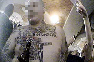 In Mitterding (Oberösterreich) herrschte bei einem Konzert im Dezember
 2006 gute Stimmung, ein  Musikliebhaber stellte ungeniert seine 
Hakenkreuz-Tatoos zur Schau.&nbsp;

&nbsp;
&nbsp;