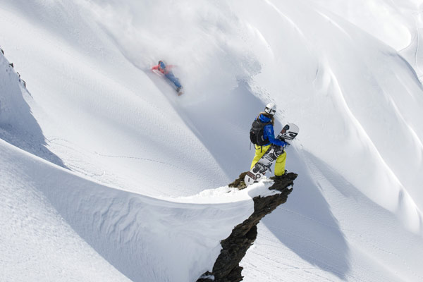 Abseits gesicherter Pisten am Arlberg hat Bibi ihren Mann Mitch im 
Blick. Die Snowboarder haben Spaß im Tiefschnee - und werden dafür sogar
 bezahlt.   