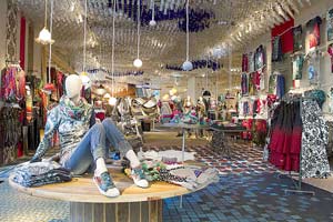 Mariahilfer Straße 57-59, www.desigual.com Mariahilfer Straße 57-59, www.desigual.com