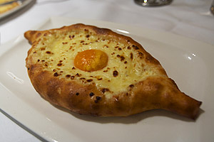 ... und Khachapuri-Atscharuli für den Fidler, mit Ei, selbstverständlich. Das wird dann forsch im Weichkäse verrührt. ... und Khachapuri-Atscharuli für den Fidler, mit Ei, selbstverständlich. Das wird dann forsch im Weichkäse verrührt.