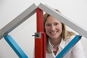 Susanne Gmainer mit einem Modell ihrer Erfindung. Susanne Gmainer mit einem Modell ihrer Erfindung.