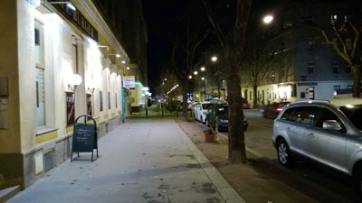 Mit
der lichtstarken Optik lässt sich auch mit Straßenbeleuchtung ein sehr gutes
Ergebnis erzielen. Mit
der lichtstarken Optik lässt sich auch mit Straßenbeleuchtung ein sehr gutes
Ergebnis erzielen.
