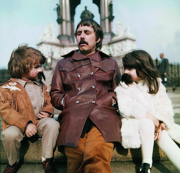 Ein Vaterschaftstest scheint hier überflüssig. Lee Hazlewood genießt in 
den 1970ern mit seinen Kindern das anonyme Leben in Schweden. 