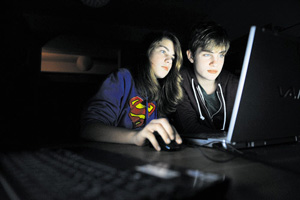 Surfen im Internet ist nicht nur für Kinder faszinierend - doch ihnen fällt es laut Experten oft besonders schwer, frisch aufgeputzte diskriminierende, rechtslastige Inhalte als solche zu erkennen. Surfen im Internet ist nicht nur für Kinder faszinierend - doch ihnen fällt es laut Experten oft besonders schwer, frisch aufgeputzte diskriminierende, rechtslastige Inhalte als solche zu erkennen.