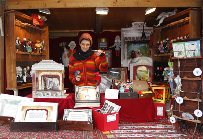 Ein Spaziergang über den Weihnachtsmarkt ist wohl die gemütlichste Art, zu Weihnachten noch ein Geschenk zu besorgen. Ein Spaziergang über den Weihnachtsmarkt ist wohl die gemütlichste Art, zu Weihnachten noch ein Geschenk zu besorgen.