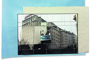 Angegrauter sozialer Wohnbau, wie er sich in der schicken Fassade moderner Architektur spiegelt: Marlene Hauseggers Collage "Cleaning Jean Nouvel" (2012). Angegrauter sozialer Wohnbau, wie er sich in der schicken Fassade moderner Architektur spiegelt: Marlene Hauseggers Collage "Cleaning Jean Nouvel" (2012).