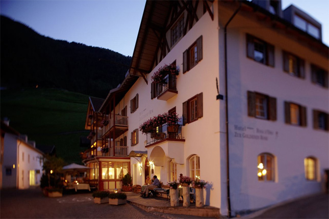 Unterkunft in Karthaus: Eine Nacht im Hotel Zur Goldenen Rose
 kostet zwischen 72 und 111 Euro. Das Hotel verfügt über Sauna und 
Wellnessbereich. Die Appartements ein paar hundert Meter weiter sind mit
 Kaminen ausgestattet und dienten dem STANDARD als Stützpunkt für die 
Recherche.
