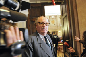 Alfons Mensdorff-Pouilly hatte am zweiten Prozesstag mit den Fragen des
Richters erheblich zu kämpfen. Es ging um Inselfirmen, Spielgelder und
seine eigene Leistung. Alfons Mensdorff-Pouilly hatte am zweiten Prozesstag mit den Fragen des
Richters erheblich zu kämpfen. Es ging um Inselfirmen, Spielgelder und
seine eigene Leistung.