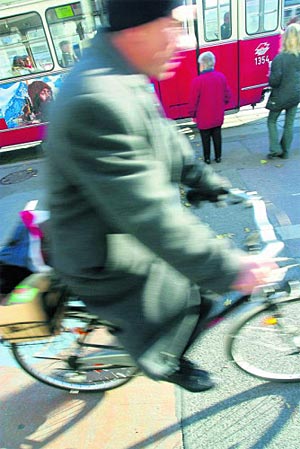 Auf die Straßenbahn oder auf das Fahrrad setzen? Ein Rankingmodell will
verschiedenste Verkehrsprojekte vergleichbar machen, um der Stadtplanung zu
präziseren Entscheidungen zu verhelfen. Auf die Straßenbahn oder auf das Fahrrad setzen? Ein Rankingmodell will
verschiedenste Verkehrsprojekte vergleichbar machen, um der Stadtplanung zu
präziseren Entscheidungen zu verhelfen.
