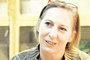 Katharina Hirschenhauser beobachtet Gockel beim Kampf. Katharina Hirschenhauser beobachtet Gockel beim Kampf.
