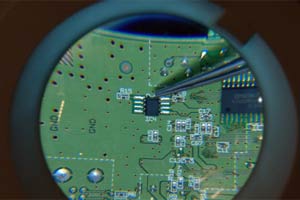 Der EEPROM-Chip, ein Speicher etwa in Telefonen und Computern, ist einer der "Darsteller" in Dannoritzers Film, der weltweit Empörung unter Konsumenten und Umweltschützern auslöste. Der EEPROM-Chip, ein Speicher etwa in Telefonen und Computern, ist einer der "Darsteller" in Dannoritzers Film, der weltweit Empörung unter Konsumenten und Umweltschützern auslöste. 