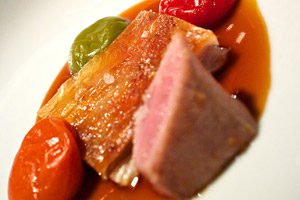 Lamm. Mit den schönsten gegrillten Paradeisern und Paprika ever. Im El Celler de Can Roca in Girona, dem zumindest zweitbesten Restaurant der Welt. Lamm. Mit den schönsten gegrillten Paradeisern und Paprika ever. Im El Celler de Can Roca in Girona, dem zumindest zweitbesten Restaurant der Welt.