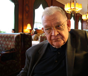 "Man hat gesagt: 'Ihr seid zu bieder,
eure Zinsen sind zu hoch, ihr müsst ein bisserl mehr tun, einen Swap zum
Beispiel.' Und viele haben das befolgt", sagt Gerhard Lehner. "Man hat gesagt: 'Ihr seid zu bieder,
eure Zinsen sind zu hoch, ihr müsst ein bisserl mehr tun, einen Swap zum
Beispiel.' Und viele haben das befolgt", sagt Gerhard Lehner.