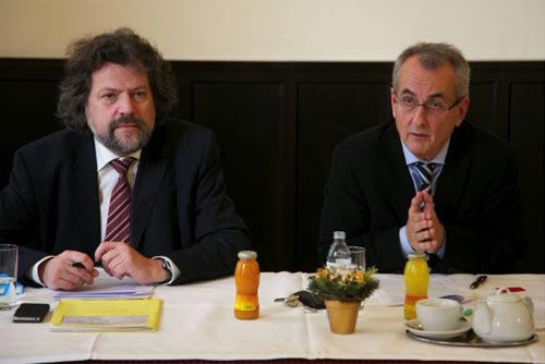 gbv-Obmann Karl Wurm (re.) und WU-Professor Dietmar Rößl.