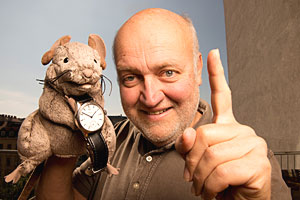 Bernhard Ludwig mit seiner Plüschmaus.