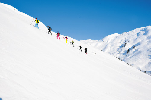 Belohnt wird eine Skitour nicht nur durchs Panorama, sondern auch durch eine Abfahrt im freien Gelände. Gefahren sind nie auszuschließen.
Info: www.skitourenwinter.at