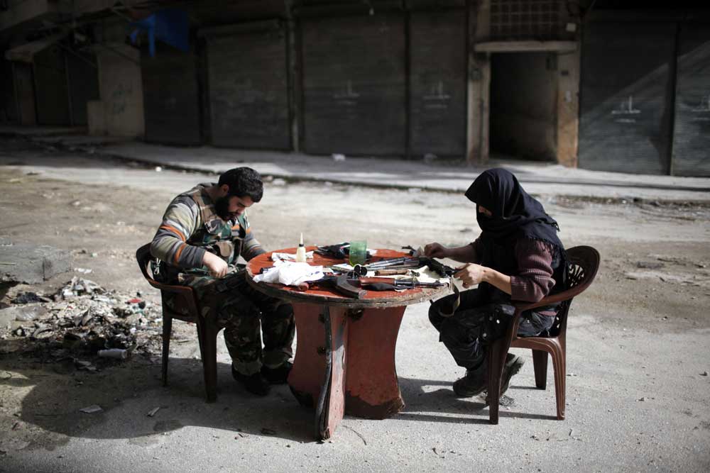 Aleppo, 24. Dezember 2012: Mitglieder der Miliz  "al-Nusra-Front" reinigen ihre Waffen