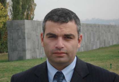 HAJK DEMOJAN (37) ist Historiker und seit 2006 Direktor des Armenischen
Genozid-Museums in Eriwan. Er leitet außerdem die staatliche Kommission
zum weltweiten Gedenken des 100. Jahres des armenischen Völkermords, das
2015 stattfindet. HAJK DEMOJAN (37) ist Historiker und seit 2006 Direktor des Armenischen
Genozid-Museums in Eriwan. Er leitet außerdem die staatliche Kommission
zum weltweiten Gedenken des 100. Jahres des armenischen Völkermords, das
2015 stattfindet.