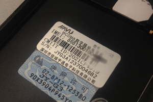 Die IMEI eines Handys ist meist auf einem Sticker im Gerät selbst angeführt Die IMEI eines Handys ist meist auf einem Sticker im Gerät selbst angeführt