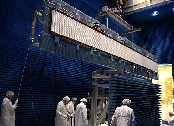 Insgesamt knapp 600 der metallisierten CFK-Hohlleiter werden zum Radar-Antennensystem für Sentinel-1a-Satelliten zusammengefügt 
