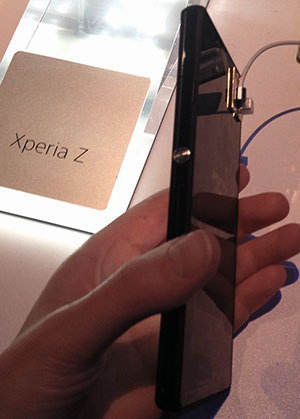 Beim Formfaktor setzt Sony auf ein schlankes, schnörkelloses Design. 