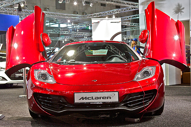 ... und dieses exklusive Automobil (McLaren) ...