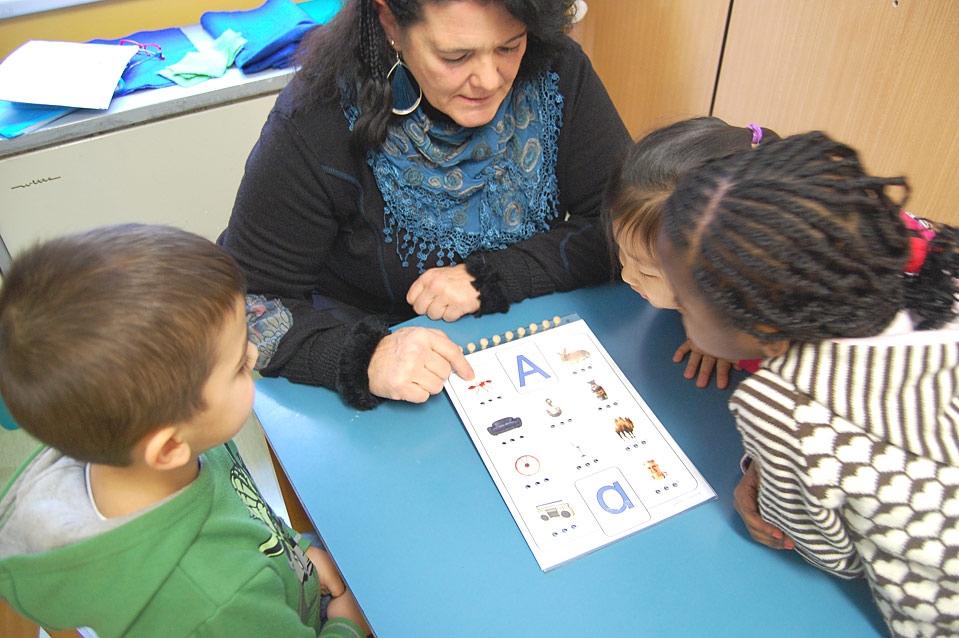 Einmal pro Woche lernt Renate Guldan mit den Kindern.