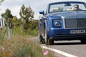Distinguiertes Cruisen Richtung neuer Absatzrekorde: In der automobilen Luxusliga ist man zufrieden, so auch bei Rolls-Royce. Distinguiertes Cruisen Richtung neuer Absatzrekorde: In der automobilen Luxusliga ist man zufrieden, so auch bei Rolls-Royce.