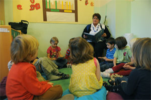 Durch Vorlesen Deutsch lernen. Lesepaten sollen nichtdeutschsprachige Kindern helfen ihre Defizite auszubessern.