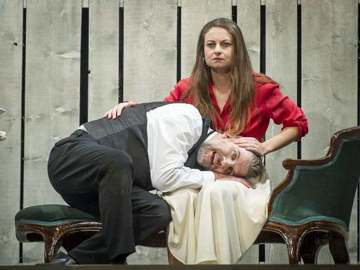 Familiäre Dramen, gekonnt umgesetzt: Jan-Hinnerk Arnke (Adam), Elena Maria 
Knapp (die junge Cathy). 
