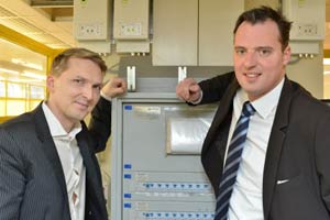 Sozialmarkt-Wien-Gründer Alexander Schiel (links) und AEE-Systems-Gesellschafter Christian Töltl vor den drei "G eye"-Kästchen: Diese Geräte sparen 37 Prozent des Stromverbrauchs ein. Sozialmarkt-Wien-Gründer Alexander Schiel (links) und AEE-Systems-Gesellschafter Christian Töltl vor den drei "G eye"-Kästchen: Diese Geräte sparen 37 Prozent des Stromverbrauchs ein.