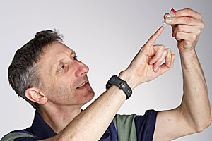 Weißer Staub in einem Röhrchen? Nein, das ist künstliche DNA, die laut
Bioinformatiker Nick Goldman in zehn Jahren zum universellen Datenträger
werden könnte. Weißer Staub in einem Röhrchen? Nein, das ist künstliche DNA, die laut
Bioinformatiker Nick Goldman in zehn Jahren zum universellen Datenträger
werden könnte.