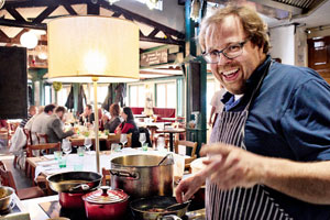Entrische Lage, grandioser Koch: Klaus Curn im Kulissenrestaurant der Interspot Film in Wien- Liesing. 