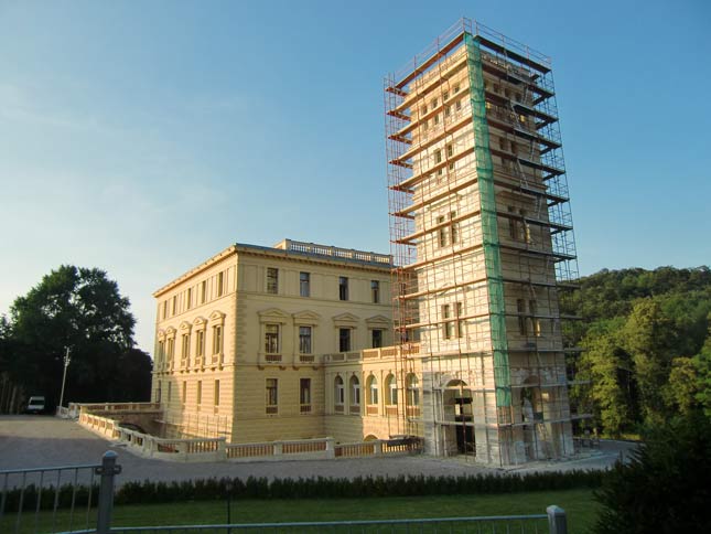 Das Schloss wird derzeit renoviert und ist daher 
nicht öffentlich zugänglich. Es kann jederzeit mit dem Eigentümer Walter in Kontakt getreten werden. Er ist unter
 0664/319 00 70 oder 0676/319 00 70 erreichbar.
Informationen: Marktgemeinde Sieghartskirchen