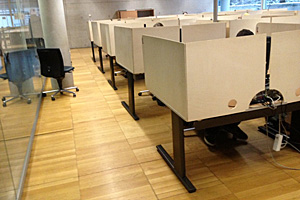 Und so sieht das Labor der Ökonomen aus: Die Arbeitsplätze sind strikt getrennt,... Und so sieht das Labor der Ökonomen aus: Die Arbeitsplätze sind strikt getrennt,...