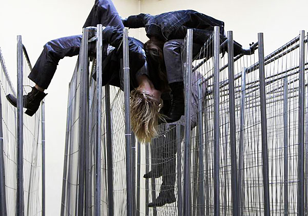 Unentrinnbar: "Bodies (with) in Fences" im Wuk.