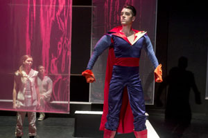 Lassen sich von Superman nicht beeindrucken: Anais Mazic, Richard
Schmetterer und Adrian Dorfmeister. Lassen sich von Superman nicht beeindrucken: Anais Mazic, Richard
Schmetterer und Adrian Dorfmeister. 