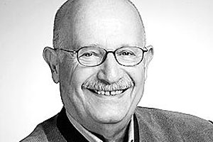 Peter Stiegnitz, geb. 1936 in Budapest, flüchtete 1956 nach Wien, wo er an die Universität Soziologie, Psychologie und Philosophie studierte. Der Ministerialrat i. R. war Beamter des Bundespressedienstes und ist heute noch publizistisch tätig. Er hat sein jüngstes Buch "Der Weg der assimilierten Juden" jetzt fertiggestellt.