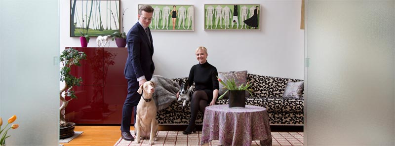 Theodor Vanicek, seine Frau Claudia sowie die Hunde Gracey (li.) und 
Goliath, die sich unweit des SMZ-Ost allesamt pudelwohl fühlen.
