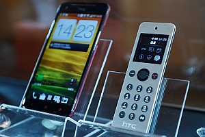Das "Mini" (rechts) wird dem HTC Butterfly als Hilfsmittel beigelegt. Das "Mini" (rechts) wird dem HTC Butterfly als Hilfsmittel beigelegt.