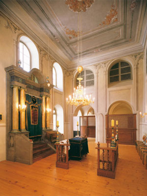 Die original 
erhaltene Synagoge, Herzstück des jüdischen Museums in Eisenstadt, war 
die Privatschul' des Rabbi Wertheimer.
