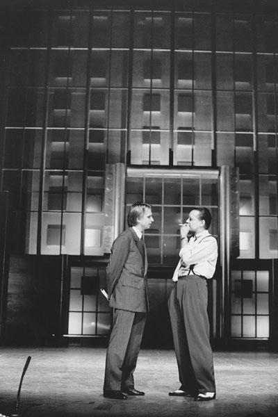 Zadeks Inszenierung des "Kaufmanns von Venedig" (mit Gert Voss, re. ,
1988): ein Hauch von Wall Street (Wilfried Minks). Zadeks Inszenierung des "Kaufmanns von Venedig" (mit Gert Voss, re. ,
1988): ein Hauch von Wall Street (Wilfried Minks).